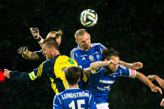 Ängelholms Björn Westerblad i nickduell med Sundsvalls Marcus Danielson och Kevin Walker