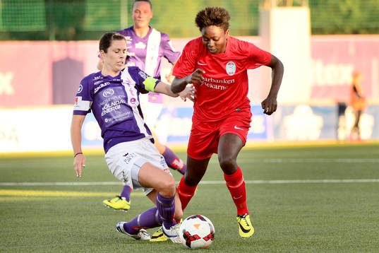 Jitex Emily Zurrer och Eskilstunas Gaelle Enganamouit