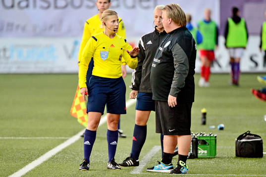 Domare Sandra Fogelberg är framme och pratar med Eskilstunas tränare Viktor Eriksson