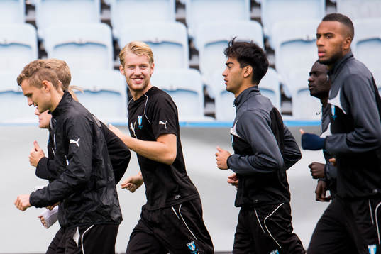Malmö FFs Piotr Johansson, Filip Helander, Amin Nazari och Isaac Kiese Thelin joggar