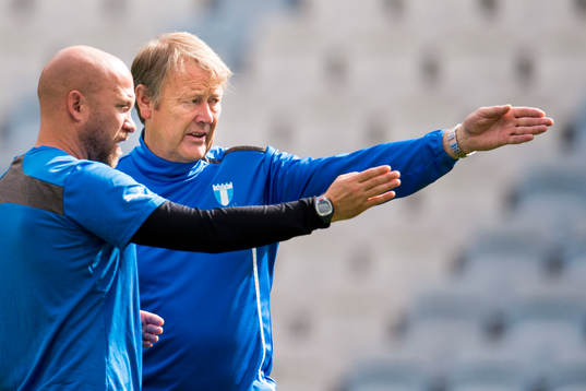 Malmö FFs tränare Åge Hareide och assisterande tränare Olof Persson pekar