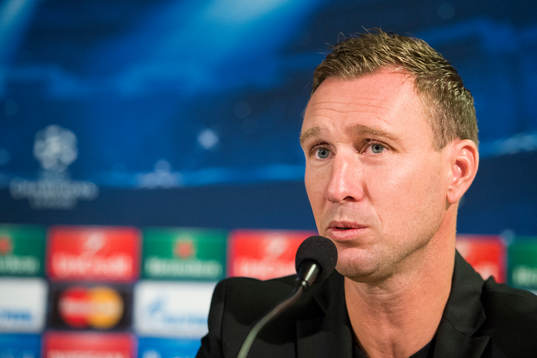 Före detta Malmö FF spelaren Niklas Skoog agerar översättare