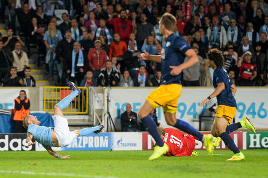 Malmö FFs Magnus Eriksson kapas av Salzburgs målvakt Péter Gulácsi