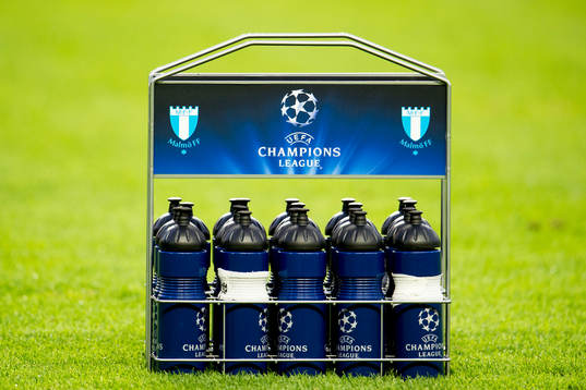 Ett ställ med vattenflaskor