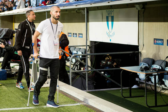 Malmö FFs långtidsskadade Guillermo Molins på kryckor