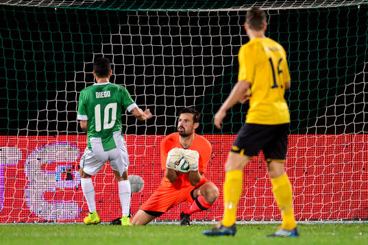 Elfsborgs målvakt Kevin Stuhr Ellegaard räddar framför Rio Aves Diego Lopez