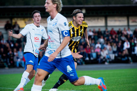 IFK Hässleholms Filip Thurn har gjort 1-0 i matchen i division 3 mellan IFK Hässleholm och IFK Osby i Hässleholm augusti 2014.