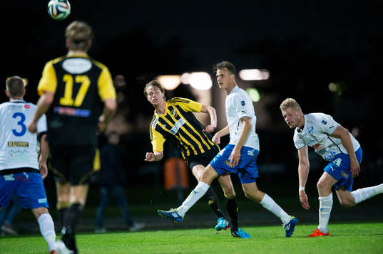 IFK Hässleholms Axel Harletun i matchen i division 3 mellan IFK Hässleholm och IFK Osby i Hässleholm augusti 2014.
