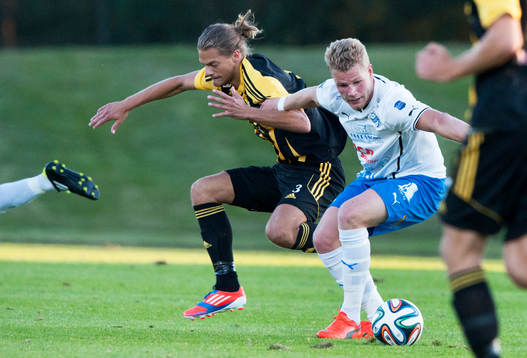 IFK Hässleholms Linus Karlsson i matchen i division 3 mellan IFK Hässleholm och IFK Osby i Hässleholm augusti 2014.