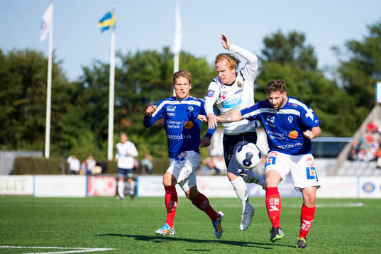 Gefles Simon Lundevall (m) i kamp om bollen mot Åtvidabergs Martin Christensen (tv) och Allan Arenfeldt Olesen (th)