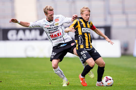 Mjällbys Christian Wilhelmsson i kamp med Häckens Oscar Lewicki