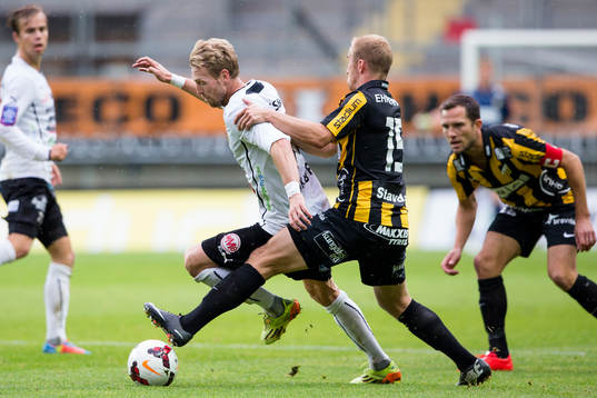 Mjällbys Christian Wilhelmsson i kamp med Häckens Kari Arkivuo
