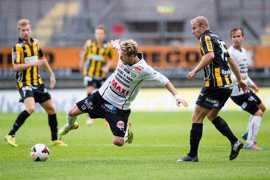 Mjällbys Christian Wilhelmsson i kamp med Häckens Kari Arkivuo