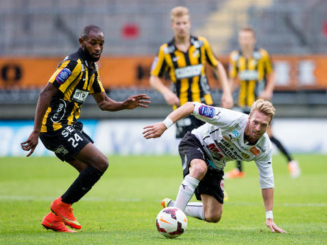 Mjällbys Christian Wilhelmsson i kamp med Häckens Rene Makondele