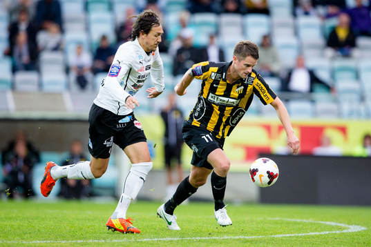 Mjällbys Daniel Ivanovski i kamp med Häckens Gunnar Heidar Thorvaldsson