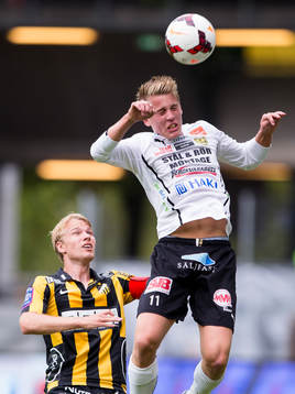 Mjällbys Joel Enarsson når bollen före Häckens Oscar Lewicki