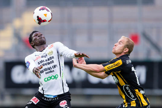 Mjällbys Kwame Bonsu i kamp med Häckens Kari Arkivuo