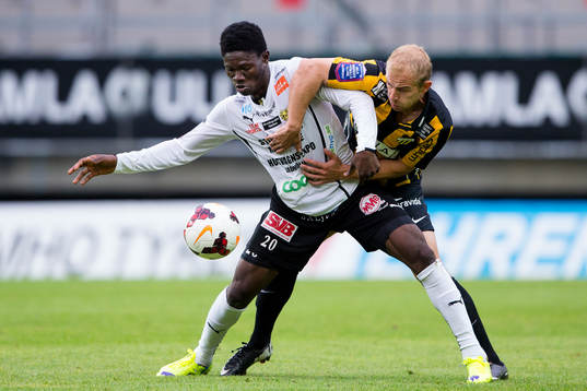 Mjällbys Kwame Bonsu i kamp med Häckens Kari Arkivuo