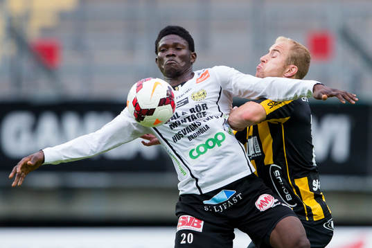 Mjällbys Kwame Bonsu i kamp med Häckens Kari Arkivuo