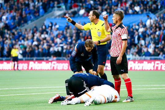 Djurgårdens målvakt Kenneth Høie ligger på planen efter krock med Malmö FFs Markus Rosenberg