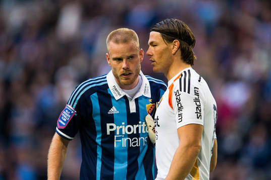 Djurgårdens Fredrik Stenman samtalar med målvakt Kenneth Høie
