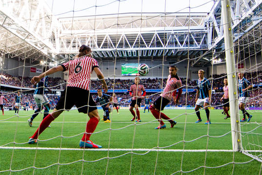 Djurgårdens Sebastian Andersson (h) gör 1-0 förbi Malmö FFs Erik Johansson (m) och Markus Halsti (v)