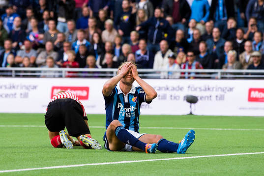 Djurgårdens Sebastian Andersson tar sig för ansiktet efter en missad målchans
