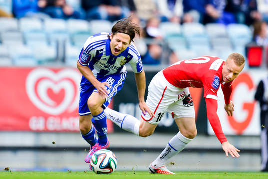 IFK Göteborgs Lasse Vibe i kamp med Kalmars Tobias Eriksson