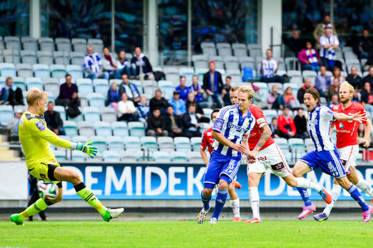 IFK Göteborgs Gustav Engvall gör 1-0 mellan benen på Kalmars målvakt Ole Söderberg och IFK Göteborgs Lasse Vibe (th) jublar