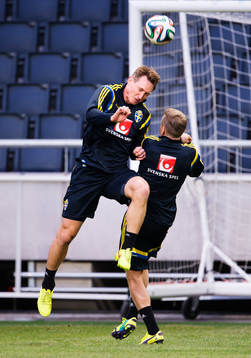 Kim Källström i en nickduell med Mattias Johansson