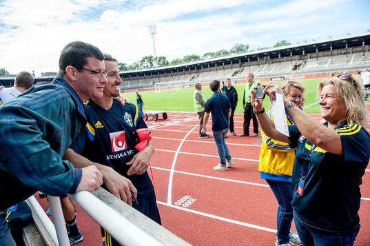 Sveriges Zlatan Ibrahimovic fotograferas med Djurgårdens presschef Jonas Riedel