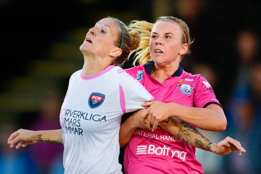 Linköpings Jessica Samuelsson tacklar Rosengårds Anja Mittag fult i ryggen som blir tilldöms straff  