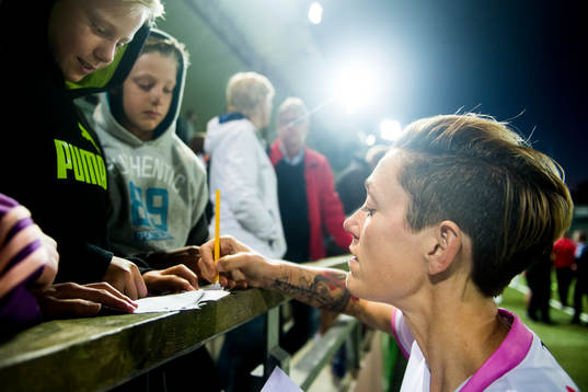 Rosengårds Therese Sjögran skriver autografer