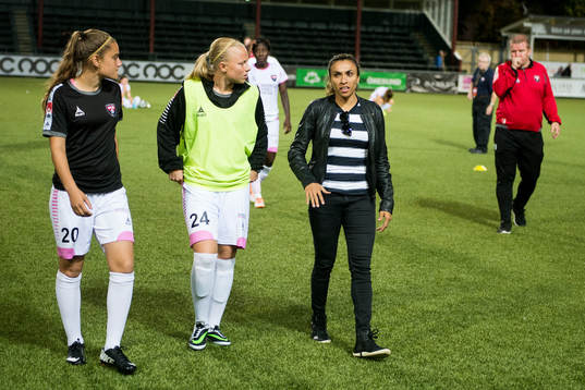 Rosengårds Marta Viera Da Silva (tv) pratar med Sarah Mellouk (th) och Ebba Wieder (m)