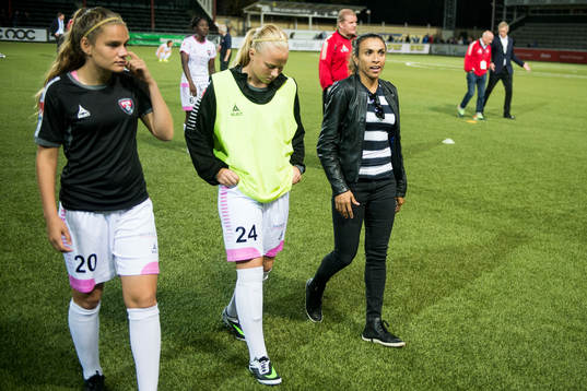 Rosengårds Marta Viera Da Silva (tv) pratar med Sarah Mellouk (th) och Ebba Wieder (m)