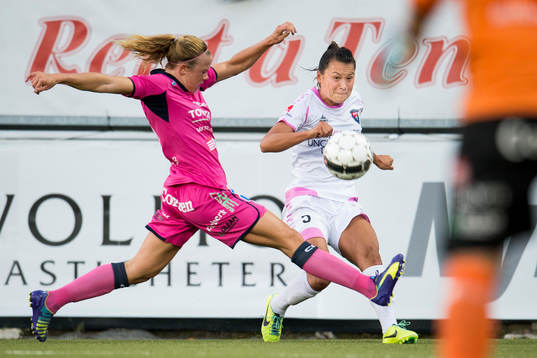 Rosengårds Alexandra Riley spelar in bollen förbi Linköpings Jessica Samuelsson