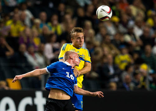 Estlands Ilja Antonov i en nickduell med Sveriges Pierre Bengtsson