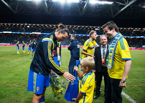 Sveriges Zlatan Ibrahimovic tar emot priset som matchens lirare
