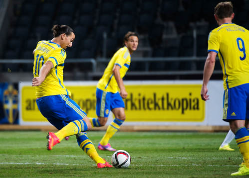 Sveriges Zlatan Ibrahimovic skjuter en frispark