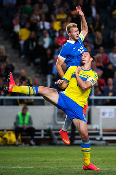 Sveriges Zlatan Ibrahimovic i en duell med Estlands Ragnar Klavan