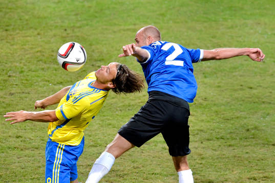 Sveriges Albin Ekdal i nickduell med Estlands Joel Lindpere