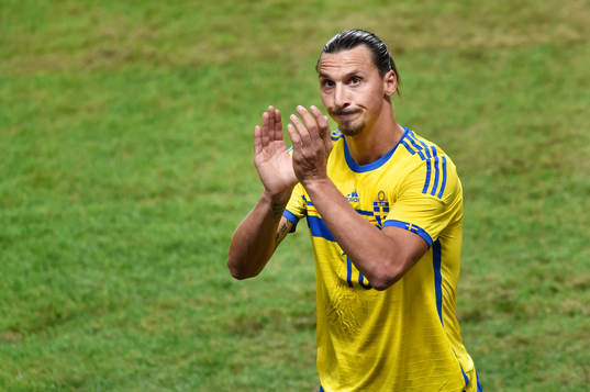 Sveriges Zlatan Ibrahimovic tackar publiken