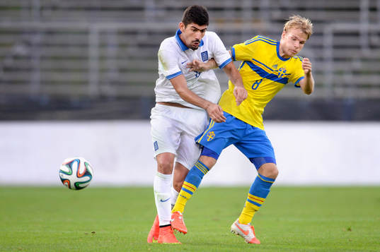 Greklands Andreas Bouchalakis i kamp om bollen med Sverige Oscar Lewicki