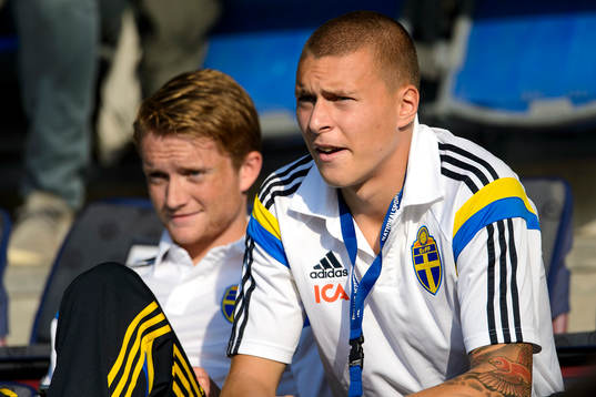 Sveriges Sam Larsson och Victor Nilsson Lindelöf sitter på läktaren