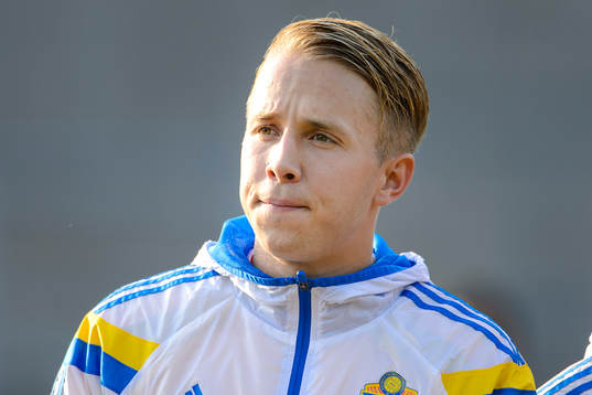 Sveriges målvakt Patrik Carlgren vid lineup innan fotbollsmatchen i kvalet till EM för U21 mellan Sverige och Grekland den 5 september 2014 i Halmstad.