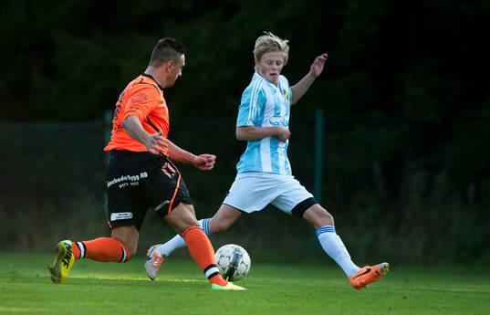 IFK Hässleholms Philip Bengtsson i matchen i division 3 mellan Älmeboda/Linneryd och IFK Hässleholm i Rävemåla 6 september 2014.