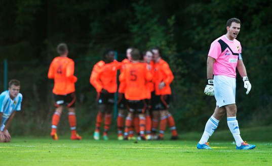 IFK Hässleholms målvakt Calle Lindell besviken över Älmebodas 1-0 på övertid i matchen i division 3 mellan Älmeboda/Linneryd och IFK Hässleholm i Rävemåla 6 september 2014.