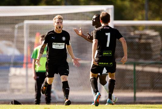 Höllvikens Dino Mesic har gjort 0-1 och jublar med Niklas