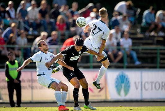 FC Rosengårds Sadat Maxhuni och Fatos Sylejmani i duell med Höllvikens Alexander Nunez Cona