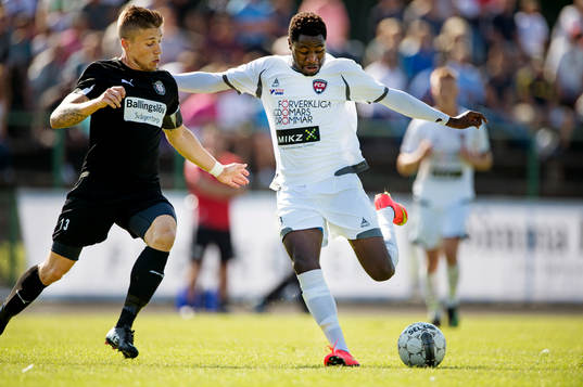 Höllvikens Anton Viklund FC Rosengårds Dennis Anwi